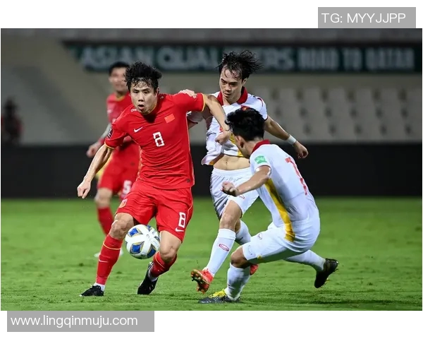 中国队迎战卡塔尔队全力争胜期待精彩对决展现足球魅力与团队精神